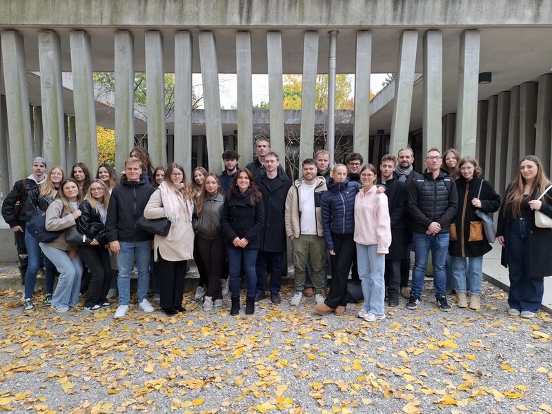 Die BOS-Klassen vor dem Besucherzentrum