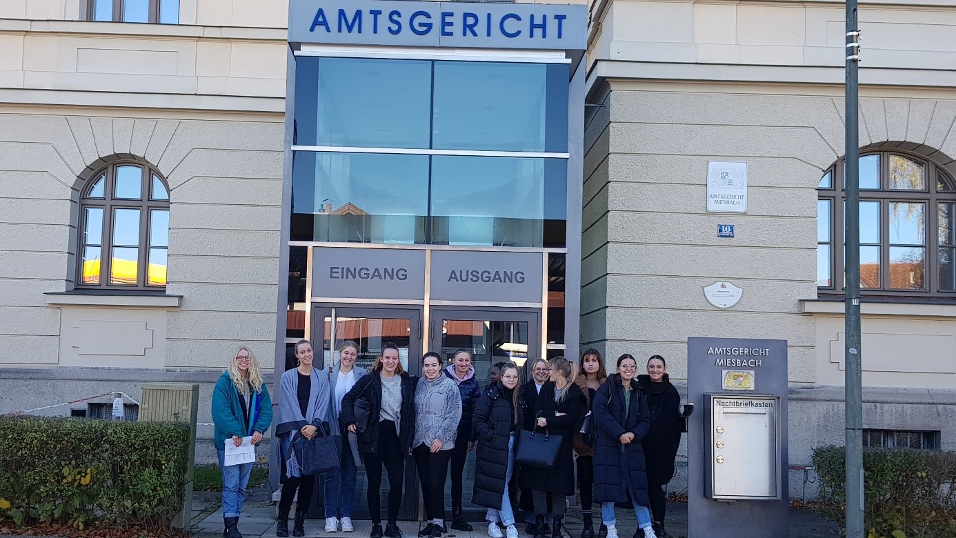 Unsere BOS13 vor dem Gerichtsgebäude in Miesbach