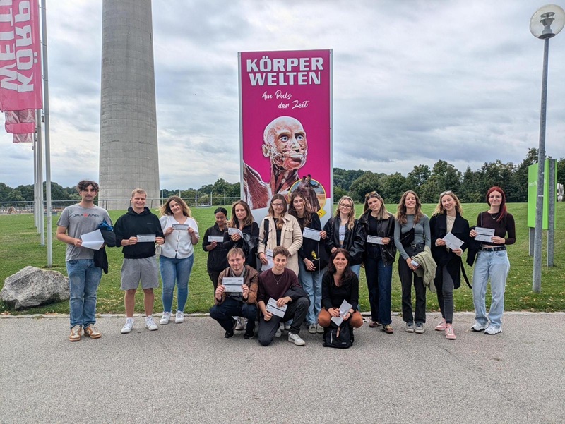 Vor dem Ausstellungsbesuch